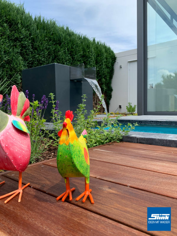 Designer-Wasserfall für den Garten mit GFK-Wasserbecken auf Terrasse