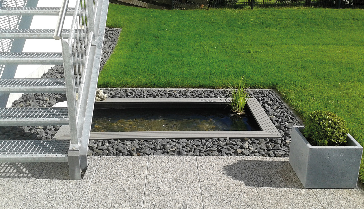Architektonische Wasserbecken im Garten und auf der Terrasse