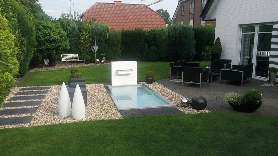 Architektonische Wasserbecken im Garten und auf der Terrasse