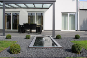 Formales Wasserbecken mit Wasserfontäne an der Terrasse - Slink | Ideen