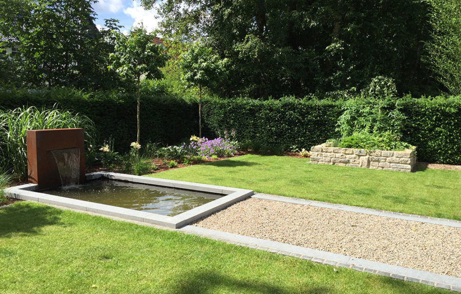 CortenstahlWasserfall mit offenem formalem Teichbecken Gartenbrunnen