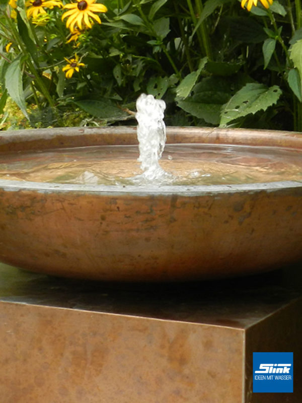 Kupfer-Wasserschale, Zen-Brunnen, japanischer Garten mit Wasserspiel, edler Springbrunnen mit Fontäne in Schale