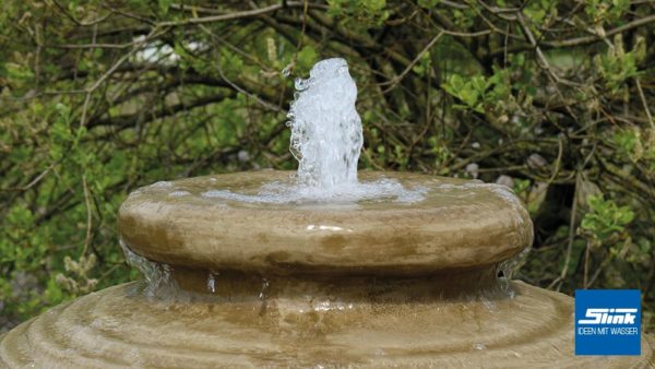 Brunnen mit geriffelter Oberfläche, Amphorenbrunnen, Krugbrunnen, asiatischer Gartenspringbrunnen, Zierbrunnen hell mit Becken, Wasserquell