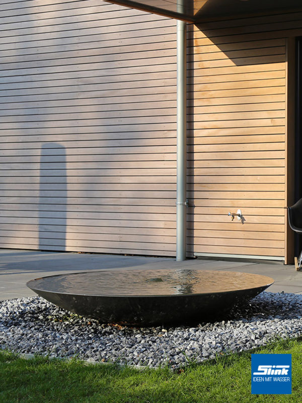 Wasserschale auf der Terrasse als leider Terrassenbrunnen für Zen-Gärten