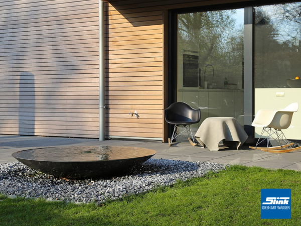 Wasserschale auf der Terrasse als leider Terrassenbrunnen für Zen-Gärten