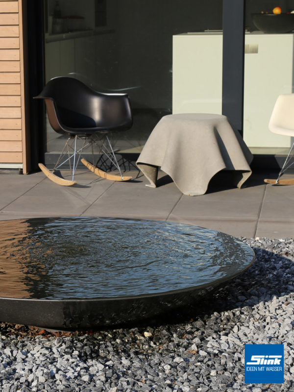 Wasserschale auf der Terrasse als leider Terrassenbrunnen für Zen-Gärten
