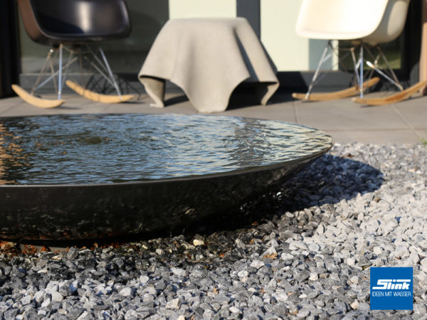 Wasserschale auf der Terrasse als leider Terrassenbrunnen für Zen-Gärten