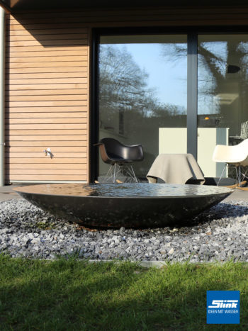 Wasserschale auf der Terrasse als leider Terrassenbrunnen für Zen-Gärten