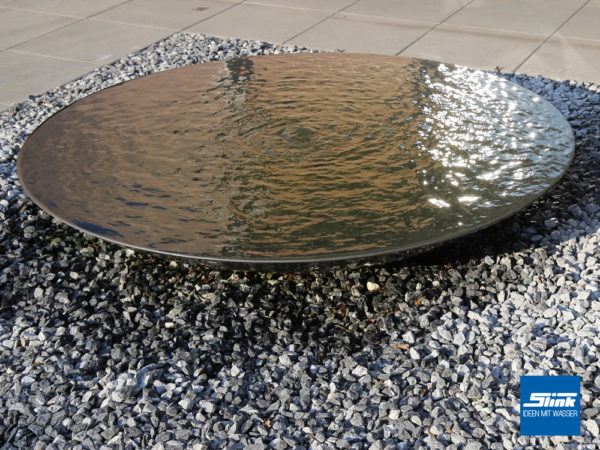 Wasserschale auf der Terrasse als leider Terrassenbrunnen für Zen-Gärten