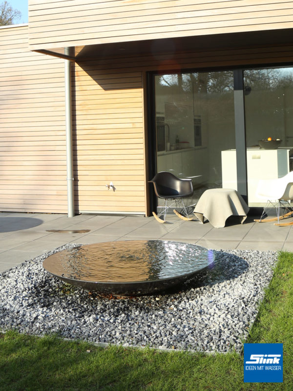 Wasserschale auf der Terrasse als leider Terrassenbrunnen für Zen-Gärten