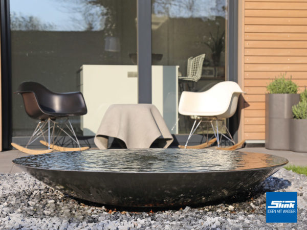 Wasserschale auf der Terrasse als leider Terrassenbrunnen für Zen-Gärten