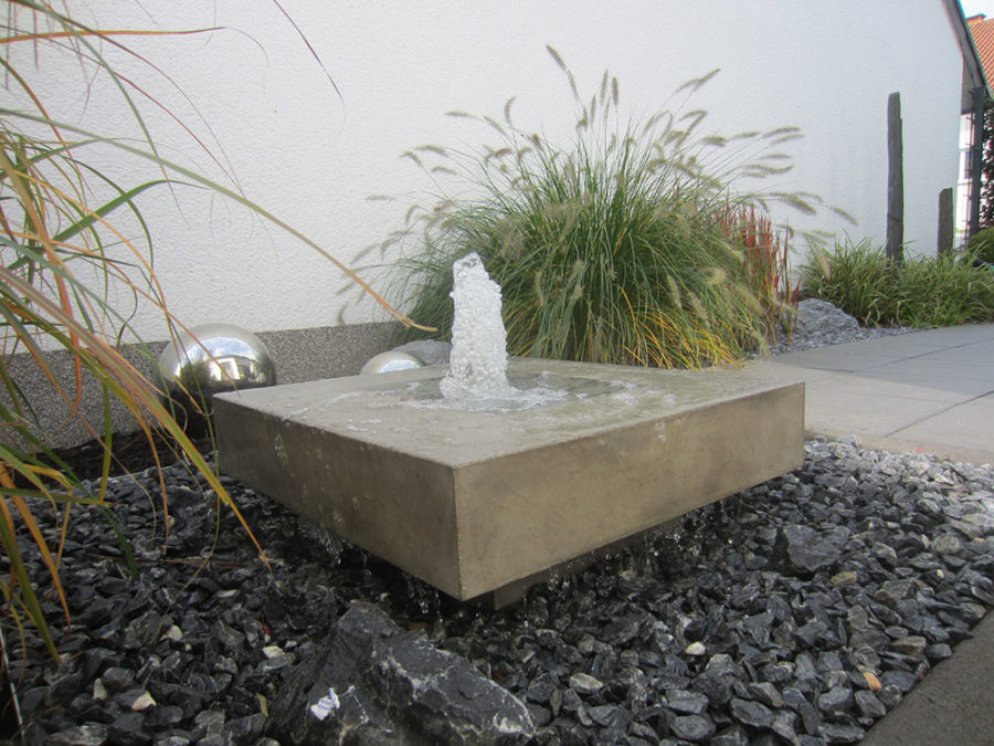Genialer Gartenbrunnen in moderner Betonoptik Gartenbrunnen
