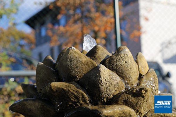 Gartenbrunnen, Springbrunnen, Blüte, Idee Garten, Wasser Garten, Brunnen Design, Gestaltung mit Wasser