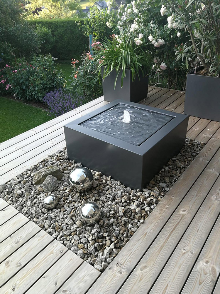 Moderner Aluminium Zierbrunnen Als Wassertisch Auf Einer Holz