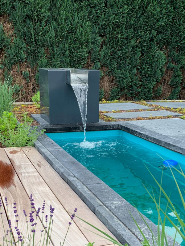 Quadratisches AluminiumWasserfallobjekt mit langem, türkisen