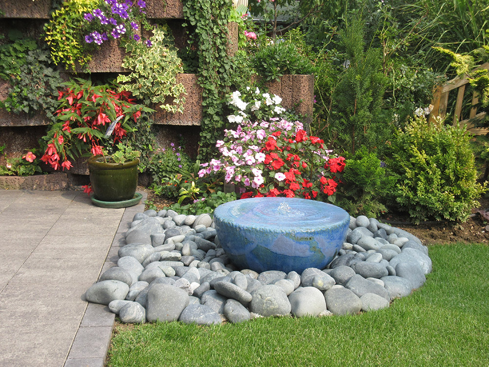 Kunstvoller Keramikbrunnen für den Garten in verschiedenen ...