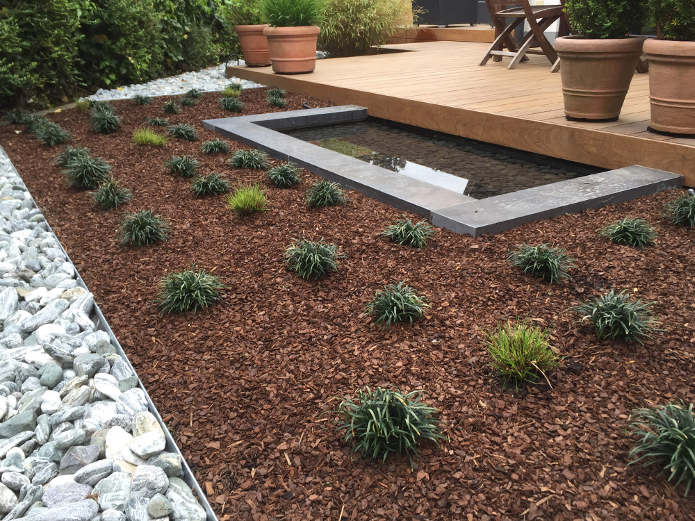Rechteckiges Wasserbecken Mit Grauer Steinumrandung An Terrasse Slink Ideen Mit Wasser