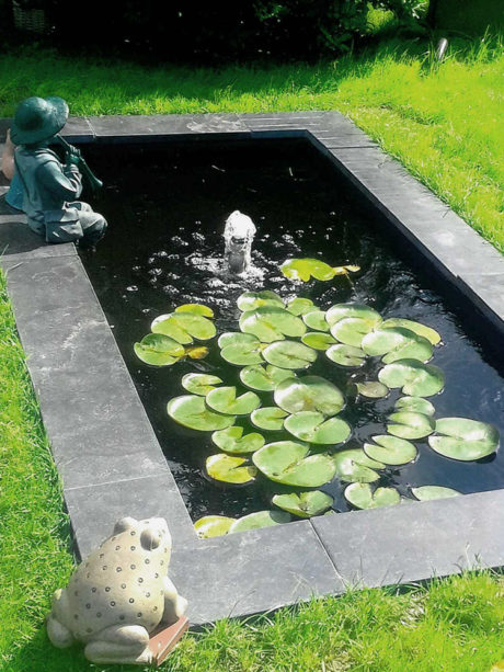 GFKGartenbecken mit Steinumrandung und Wassersprudler Gartenbrunnen