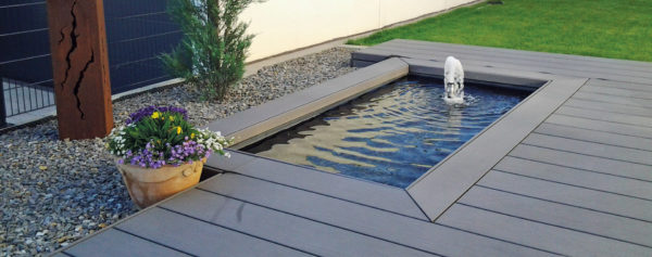 GFK-Becken mit Schaumfontäne - moderne Wasserbecken in die Terrasse integriert