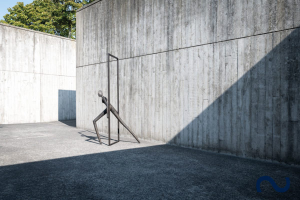 Slink Into Freedom by Guy Buseyne limitiert Bronzeskulptur Figur Garten gross Kunst