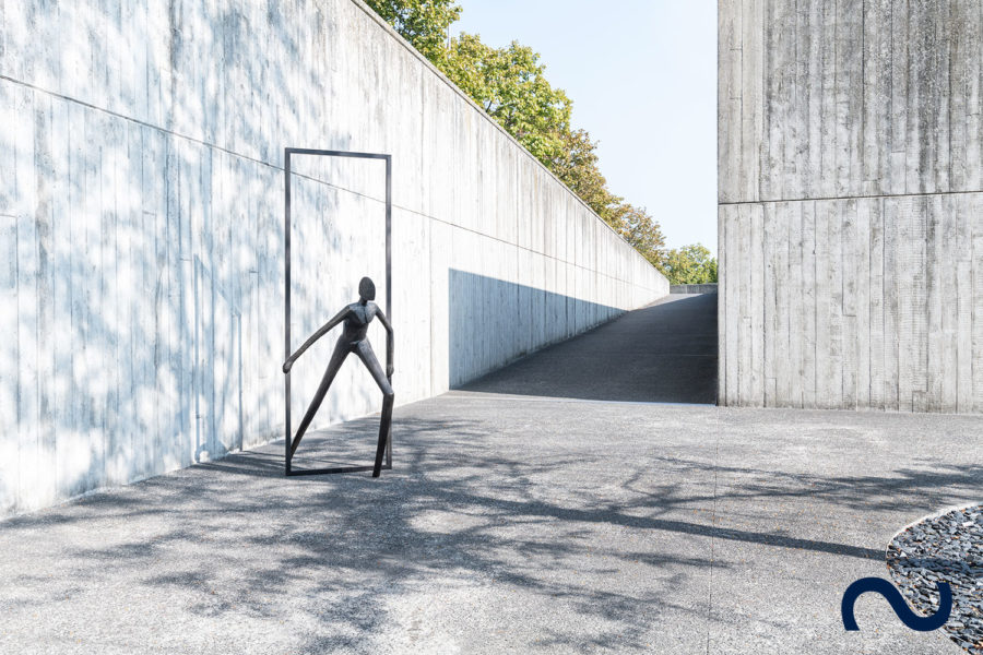 Slink Into Freedom by Guy Buseyne limitiert Bronzeskulptur Figur Garten gross Kunst