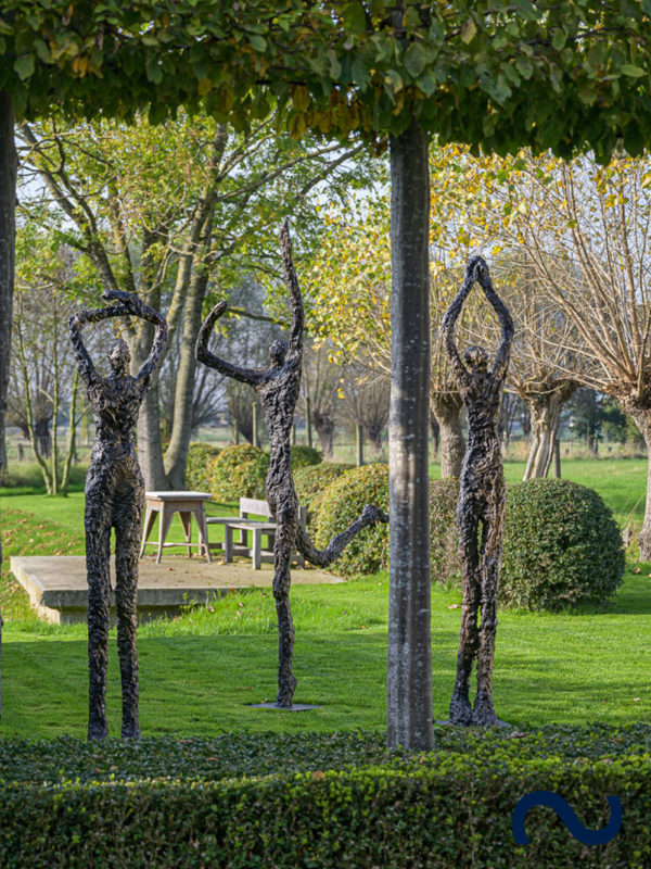 Slink Skulptur Garten groß Bronzefigur Bronzeskulptur Gartenkunst Ann Vrielinck