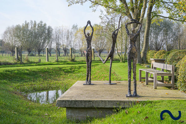 Slink Skulptur Garten groß Bronzefigur Bronzeskulptur Gartenkunst Ann Vrielinck