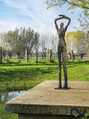 Slink Skulptur Garten groß Bronzefigur Bronzeskulptur Gartenkunst Ann Vrielinck