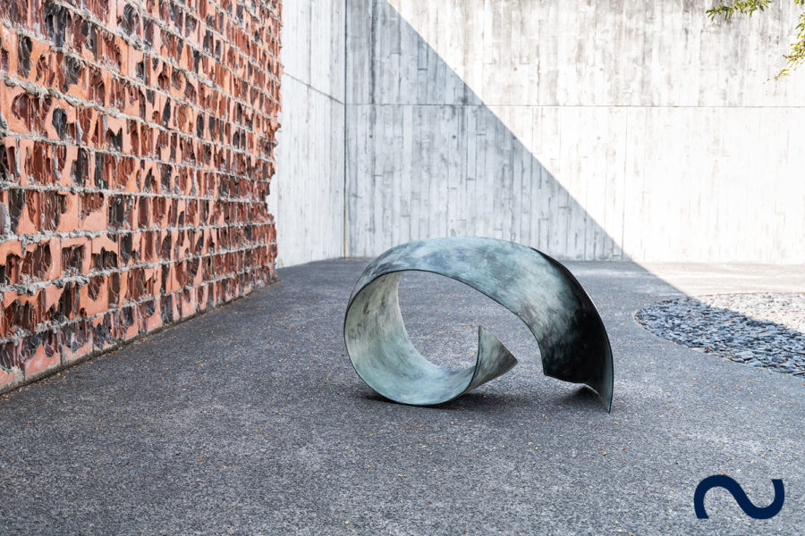 Slink Bronzeskulptur Gartenbronze Kunst Figur Design abstrakt Ocean-Wave-by-Vera-Borghgraef