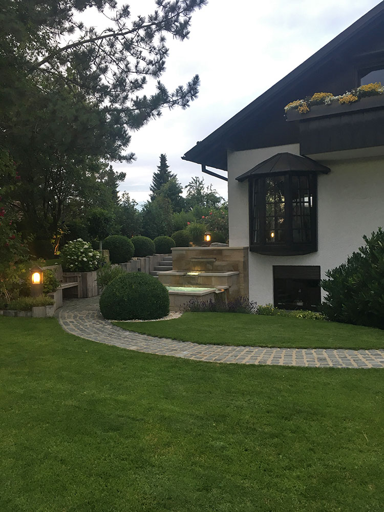 Aufwändig gestaltete Wasserkaskade mit GFK-Wasserbecken und