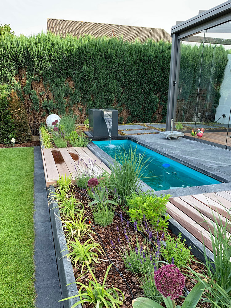 garten-wasserfall-aluminium-quader-kjaer-slink-ideen-mit-wasser