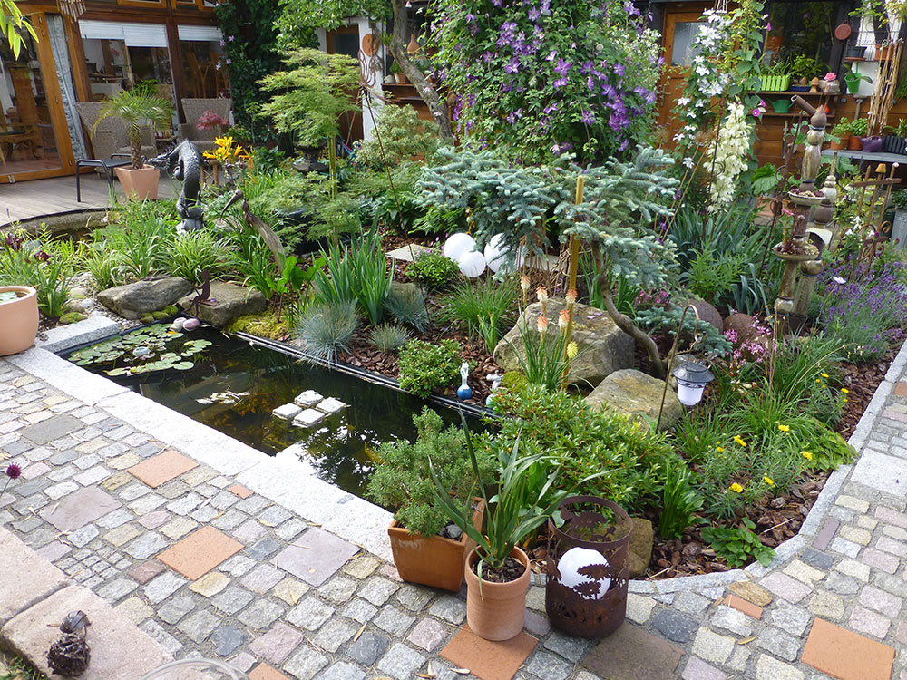 Kunstvoll gestalteter Garten zusammen mit einem rechteckigen