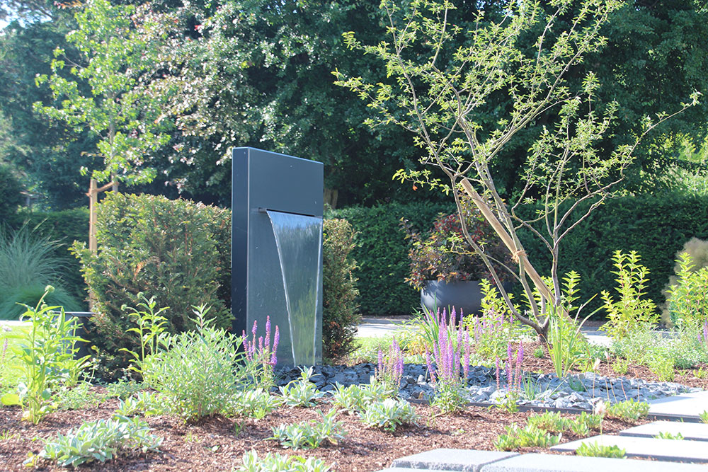 Hohe Wasserfall-Stele im Vorgarten - Slink | Ideen mit Wasser