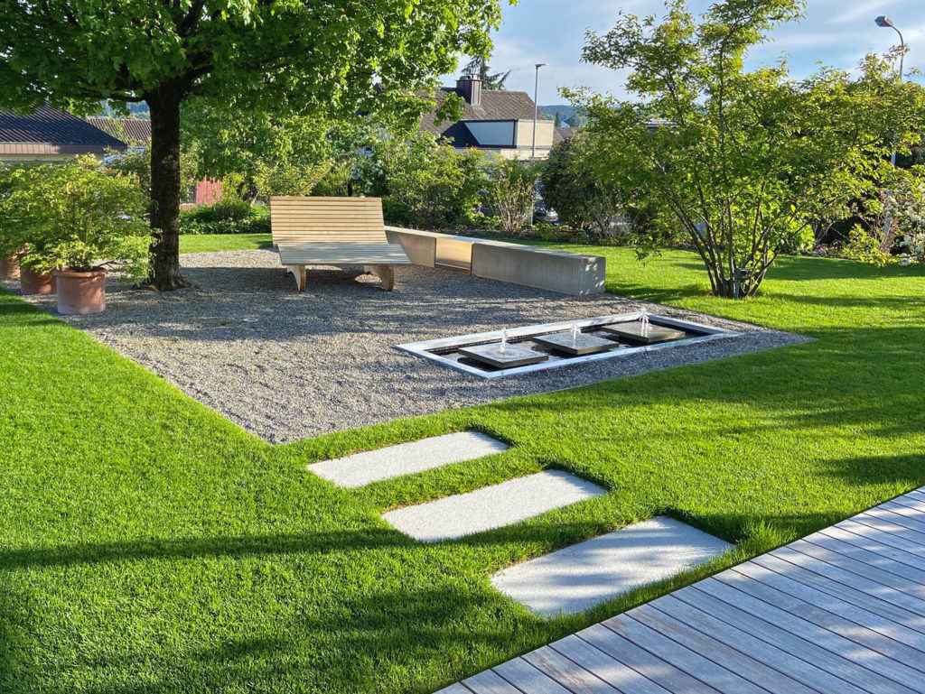 Moderne Gartengestaltung mit Quellsteinen und Wasserbecken