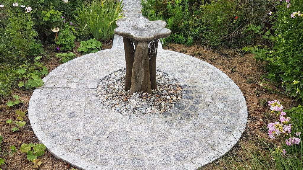 Springbrunnen aus Stein in Blütenform Gartenbrunnen, Wasserbecken und