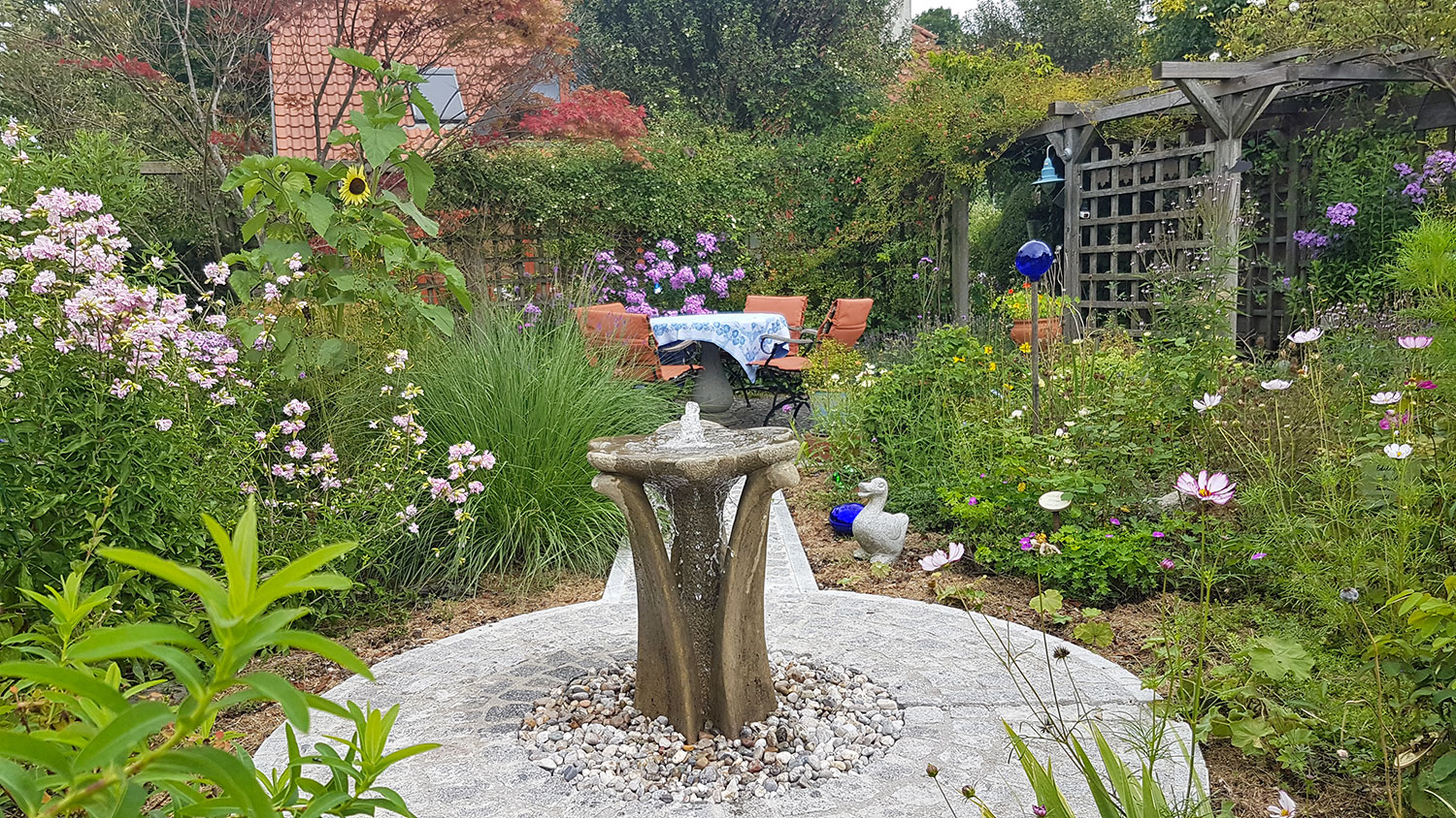 Springbrunnen aus Stein in Blütenform Gartenbrunnen, Wasserbecken und