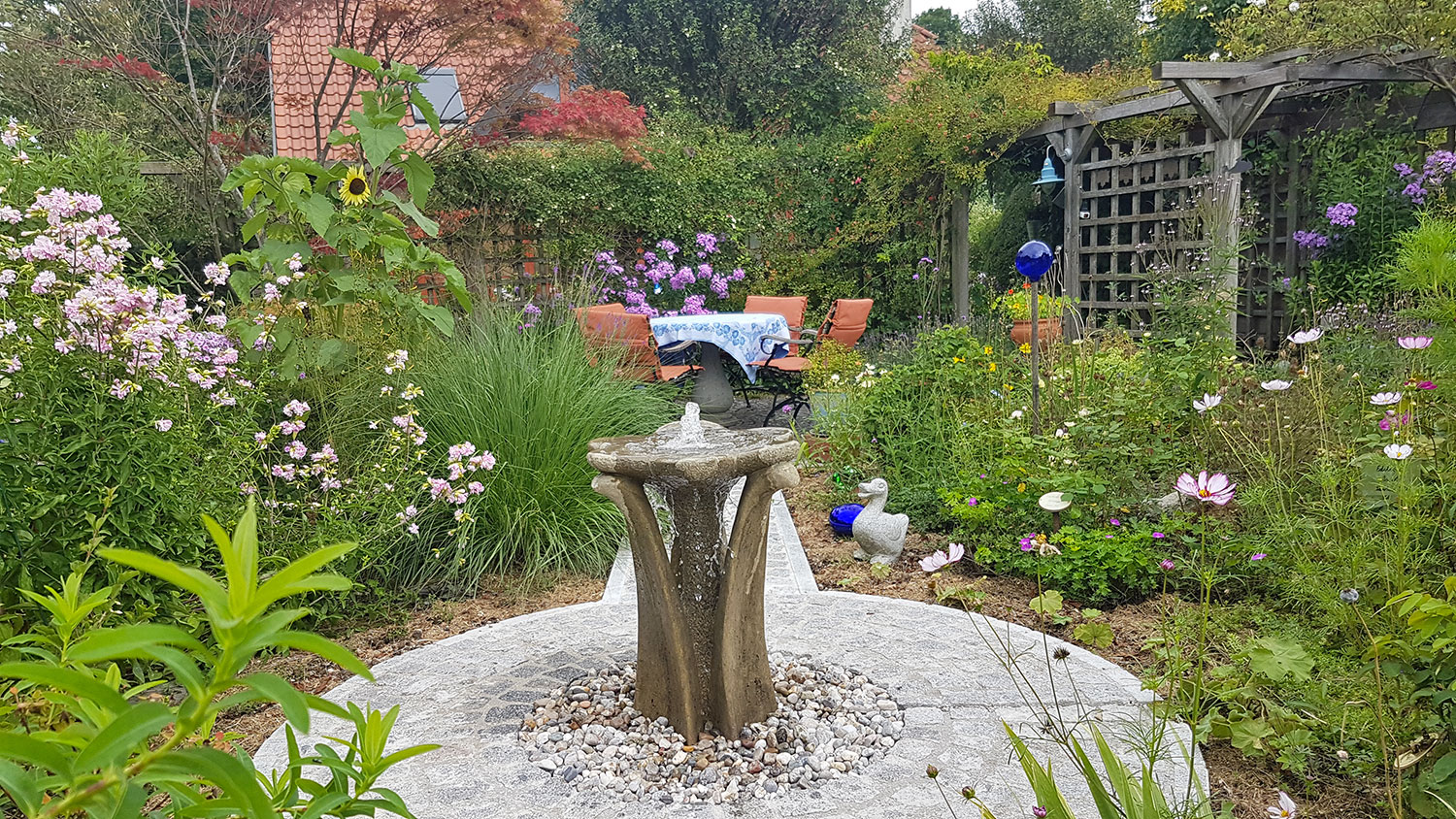 Stein-Springbrunnen Blume Gartenbrunnen organisch in Bauerngarten Gartenideen Wasser