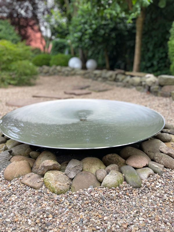 Edelstahl-Wasserschale für den Garten als Gartenbrunnen