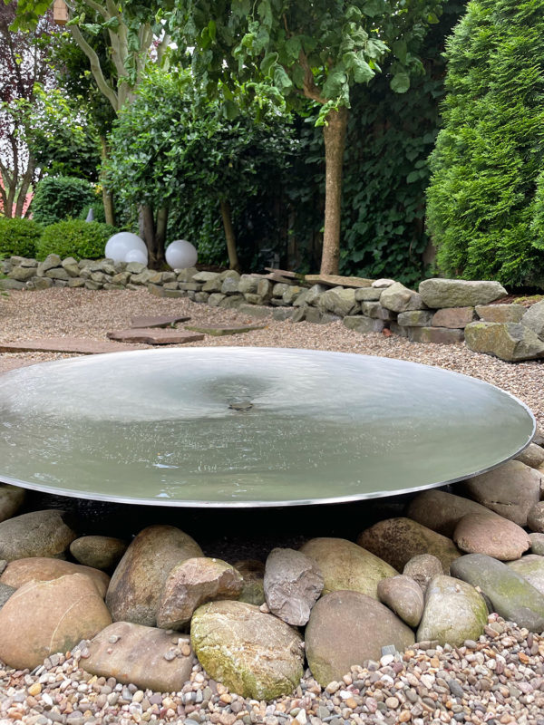 Edelstahl-Wasserschale für den Garten als Gartenbrunnen