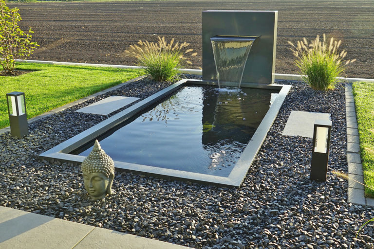 Formales Wasserbecken mit WasserfallStele Ella Victoria
