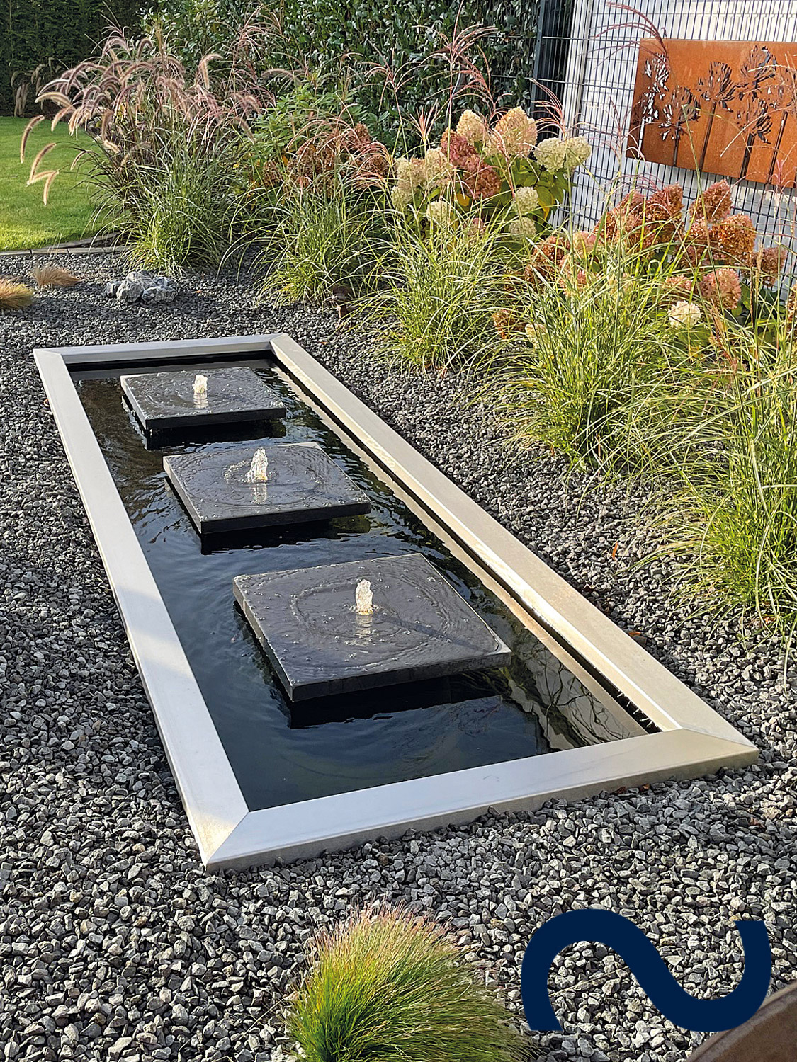 Quellbetonplatten in architektonischem Langformbecken - Gartenbrunnen,  Wasserbecken und Gartenteichtechnik