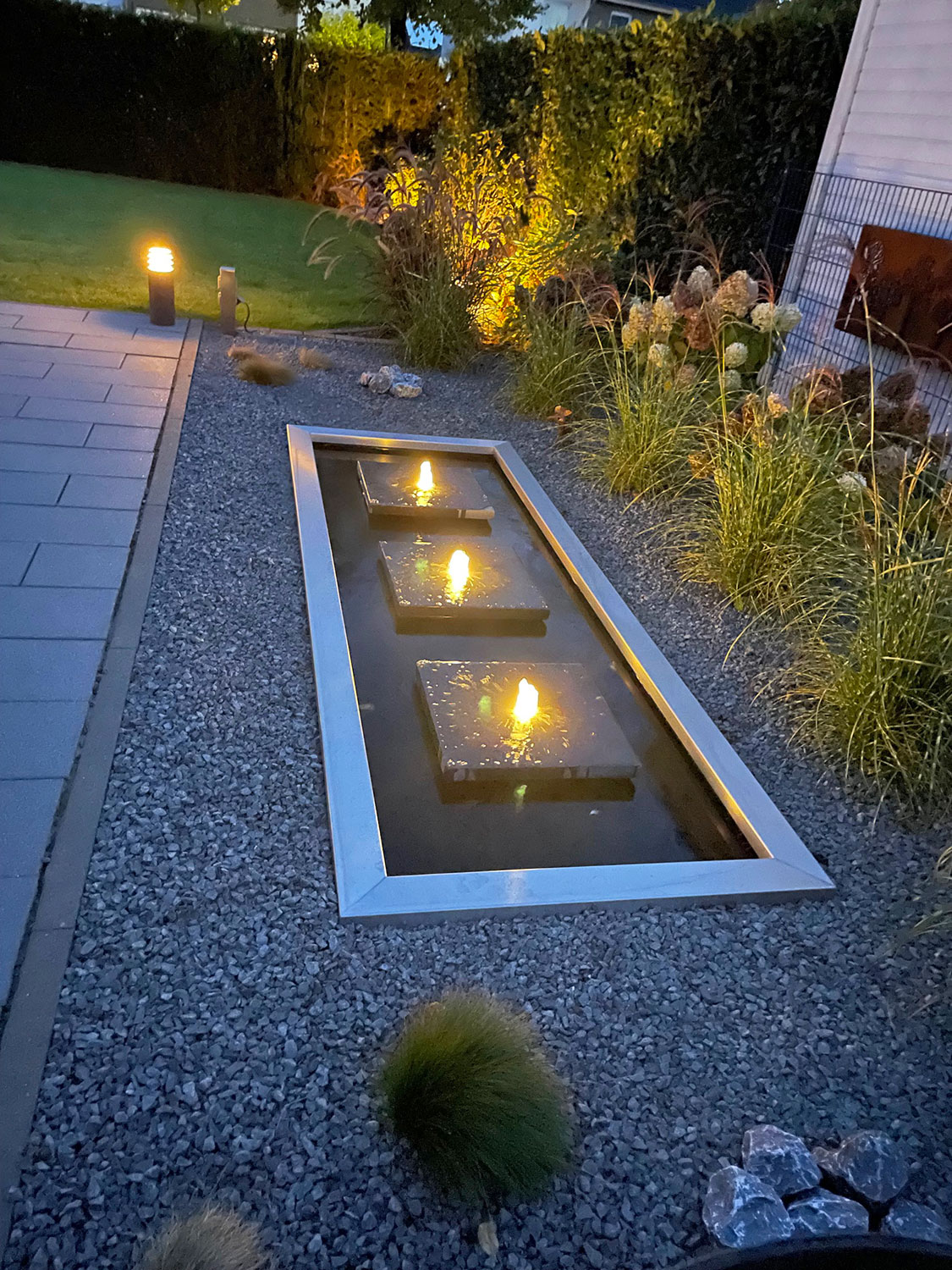 Großes RechteckWasserbecken mit Quellsteinen im Garten Gartenbrunnen