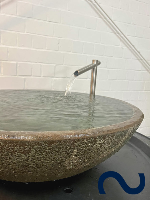 Schalenbrunnen Wasserschale modern Keramik Gartenbrunnen Design Edelstahl-Wasserfall