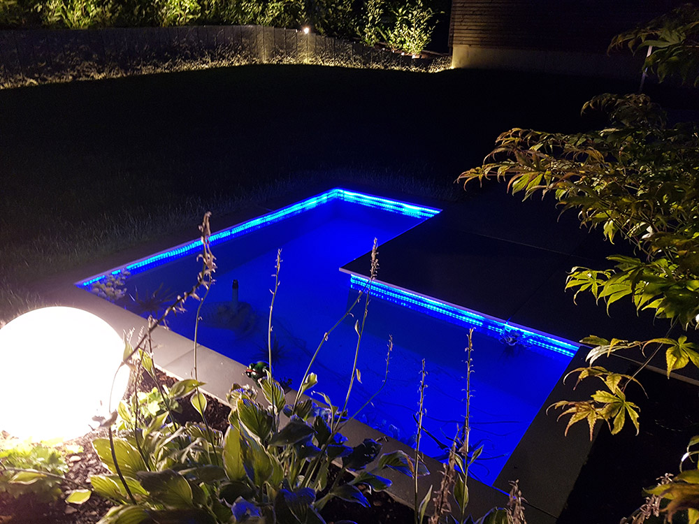 Blaues GFKWinkelbecken im Garten Gartenbrunnen, Wasserbecken und