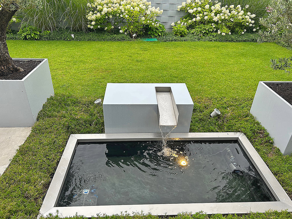 Moderner Gartenwasserfall, Designerbrunnen, Gartenbrunnen, Wasserbecken, Formales Teichbecken, Architektur, Idee, Garten modern