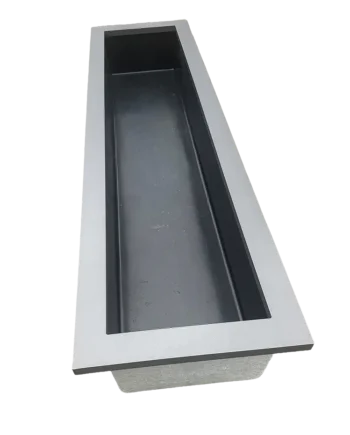 Formales GFK-.Wasserbecken für den Garten mit passender, moderner Randabdeckung aus Aluminium