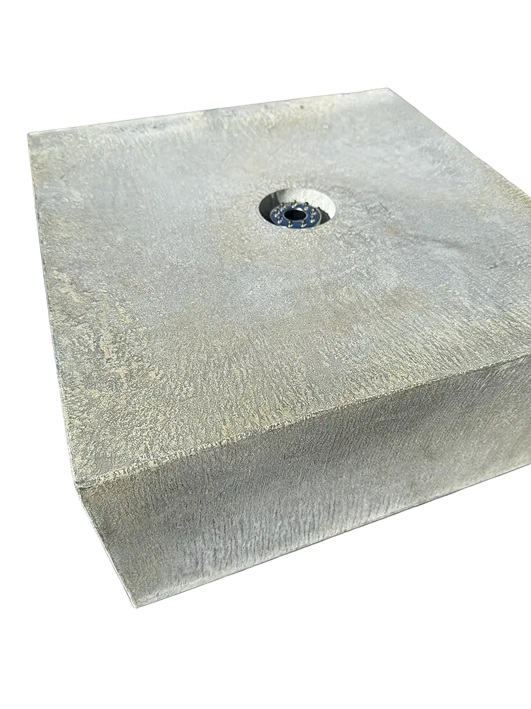 Moderner, kleiner Zink-Gartenbrunnen mit passendem Wasserreservoir.