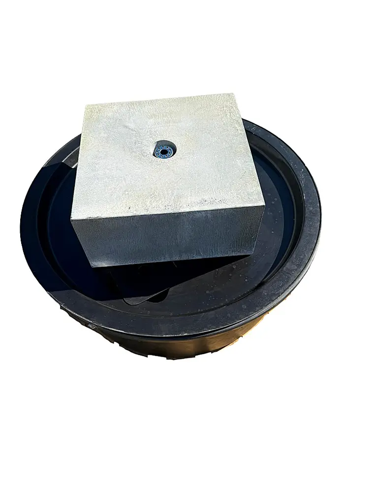 Moderner, kleiner Zink-Gartenbrunnen mit passendem Wasserreservoir.