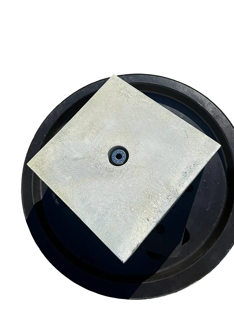 Moderner, kleiner Zink-Gartenbrunnen mit passendem Wasserreservoir.