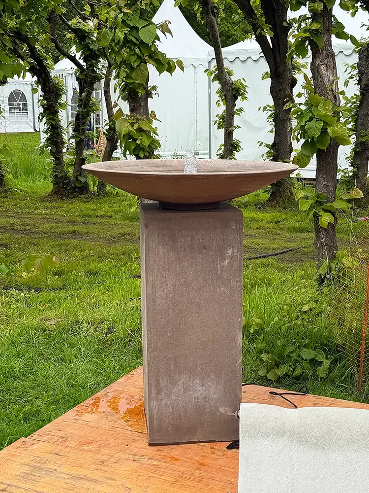 Imposanter und hochwertiger Schalenbrunnen auf einer Säule aus Impruneta-Ton aus der Toskana.